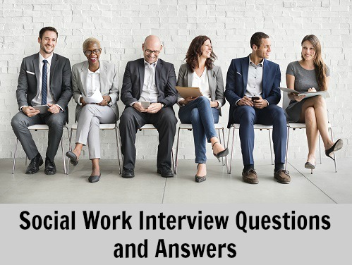 6 candidatos a entrevistas esperan en sillas con palabras "Preguntas y respuestas de la entrevista de trabajo social."